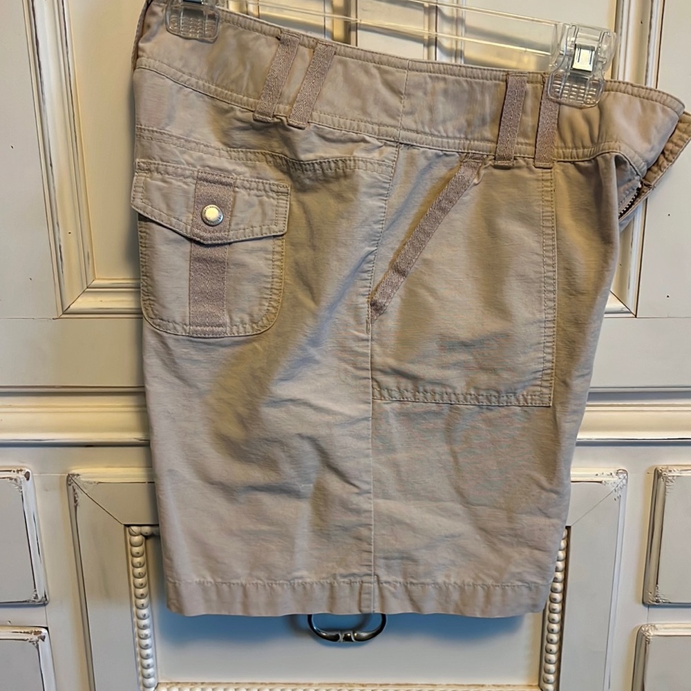 Liz Claiborne super cute khaki shorts size 8P   7” inseam. EUC SFH